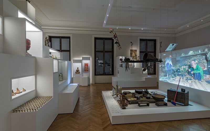 Bild: Ein Dorf in den Bergen, Saalansicht, Weltmuseum Wien © KHM-Museumsverband
