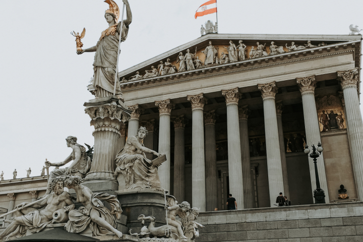 Foto von <a href="https://unsplash.com/@valleysofneptune?utm_source=unsplash&utm_medium=referral&utm_content=creditCopyText">Beatriz Miller</a> auf <a href="https://unsplash.com/de/s/fotos/parlament-wien?utm_source=unsplash&utm_medium=referral&utm_content=creditCopyText">Unsplash</a>   
