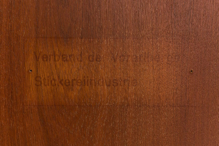 Holzplatte mit Beschriftung