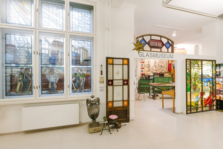 Einblick in das Glasmuseum im Bezirksmuseum Mariahilf