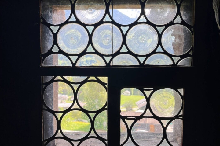 Altes Fenster mit Butzenscheiben