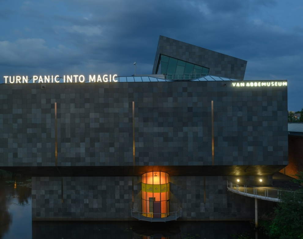 Fassade des Van Abbemuseums am Abend.