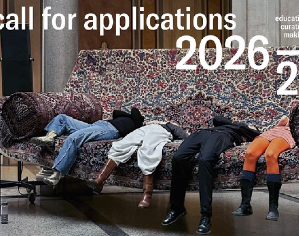 Vier Leute liegen auf einem überdimensionalen Sofa