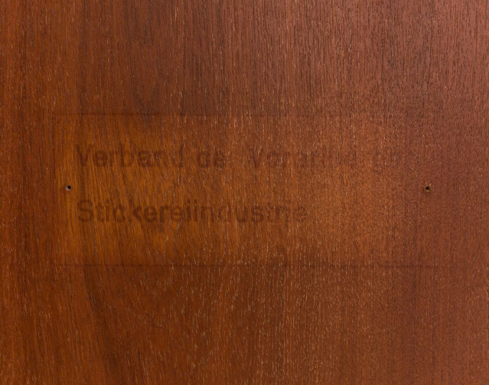 Holzplatte mit Beschriftung